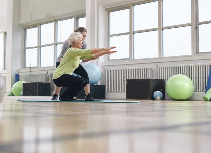 Vrouw sport met begeleiding