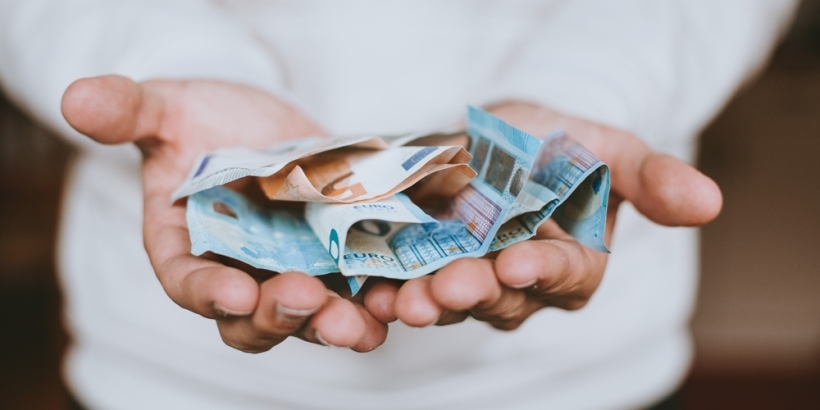 Donaties 1000x500 px christian dubovan Y x747 Yshlw unsplash